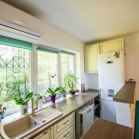 Garden Apartment *